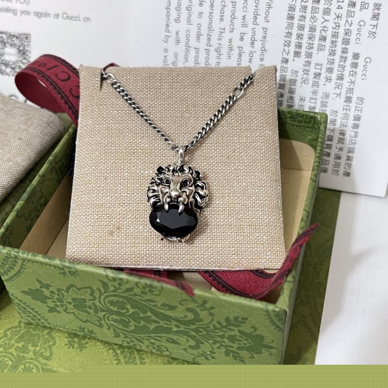 G*u*i necklaces